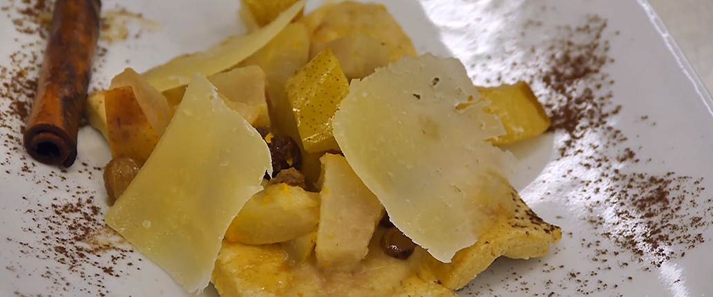 Tartelletta di pasta brisè con pere Abate e scaglie di Pecorino Toscano DOP stagionato 10 mesi