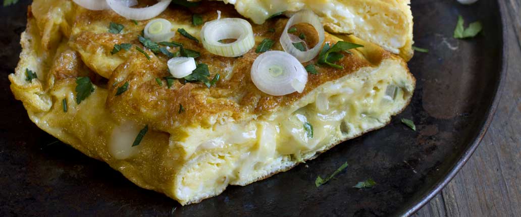Omelette con cipollotto, germogli e Salva Cremasco D.O.P.
