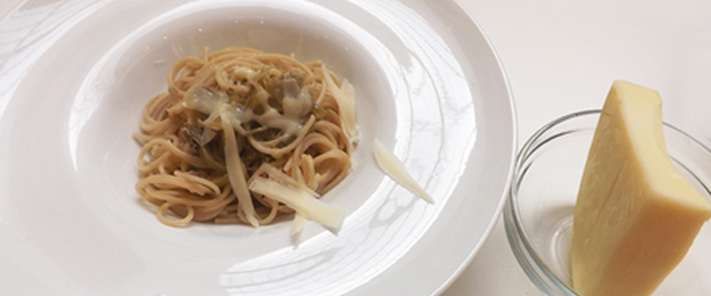 Spaghetti integrali con salsa ai carciofi e scaglie di Provolone Valpadana D.O.P.